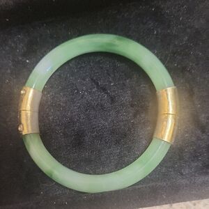 Elegant VINTAGE Jadeite Jade and 10 Kt  Gold Bangle Bracelet